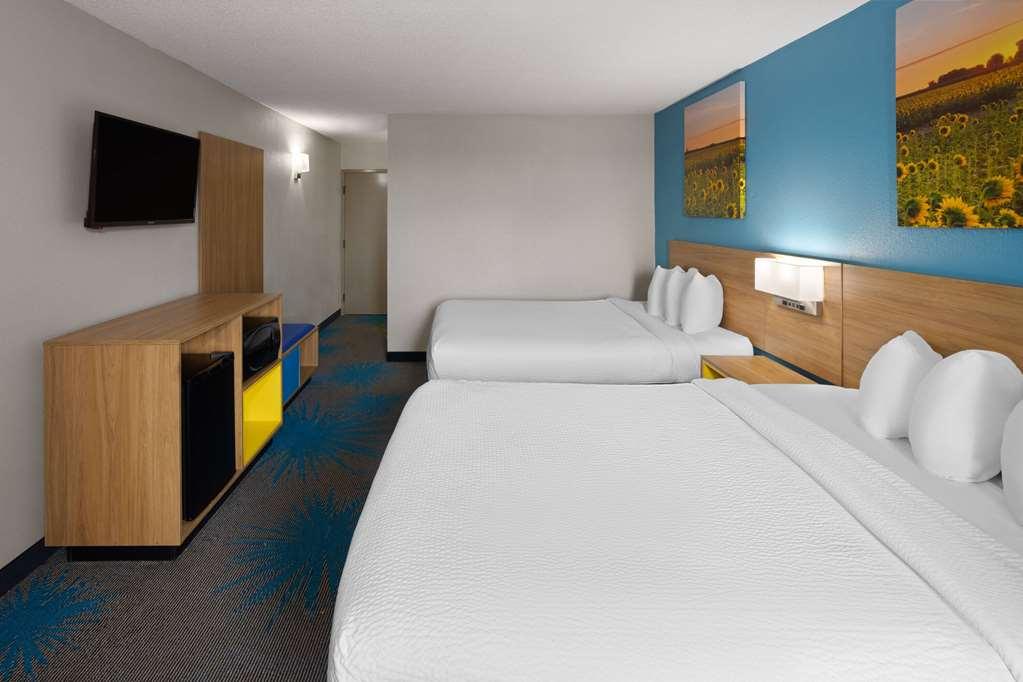 Days Inn & Suites By Wyndham Northwest Indianápolis Habitación foto