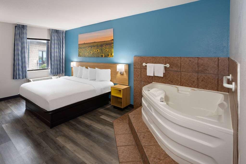 Days Inn & Suites By Wyndham Northwest Indianápolis Habitación foto