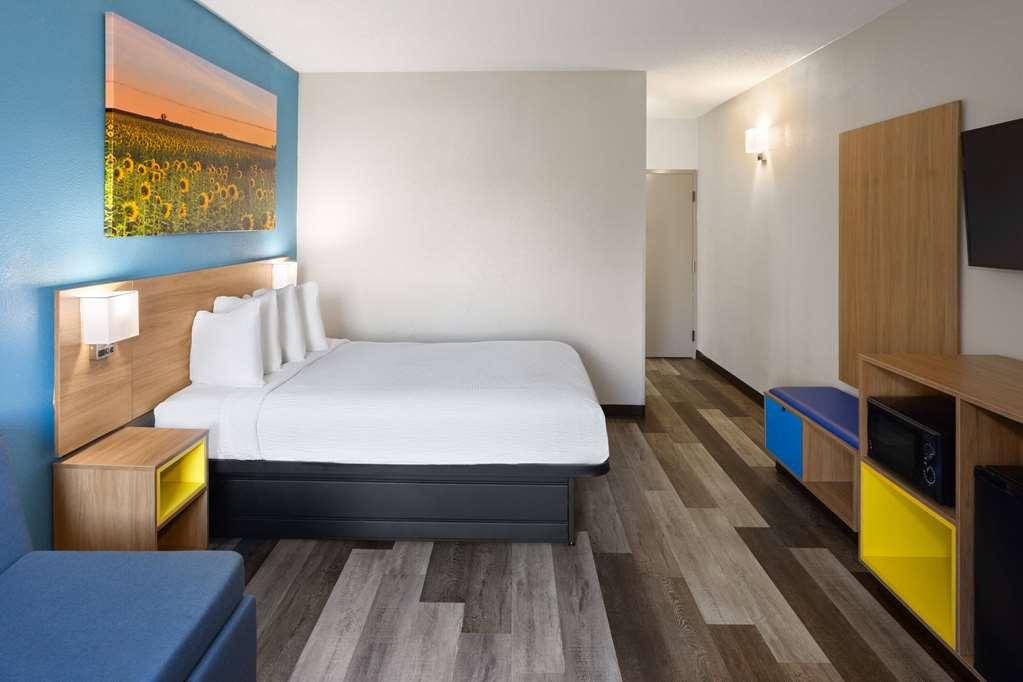 Days Inn & Suites By Wyndham Northwest Indianápolis Habitación foto