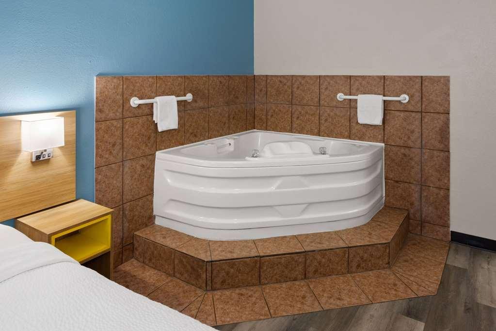 Days Inn & Suites By Wyndham Northwest Indianápolis Habitación foto