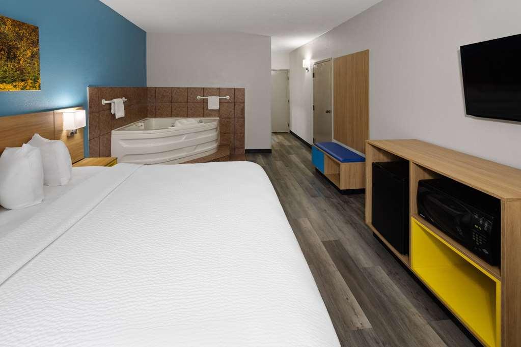 Days Inn & Suites By Wyndham Northwest Indianápolis Habitación foto