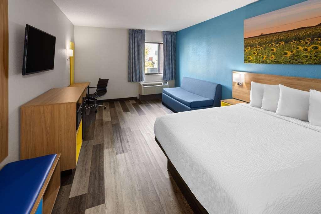 Days Inn & Suites By Wyndham Northwest Indianápolis Habitación foto