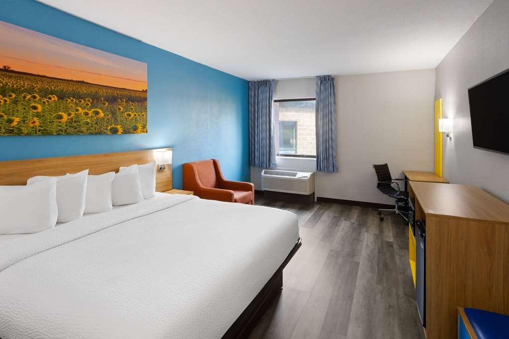 Days Inn & Suites By Wyndham Northwest Indianápolis Habitación foto